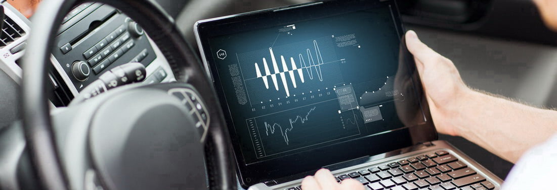 Diagnoză auto cu laptop și echipament de testare