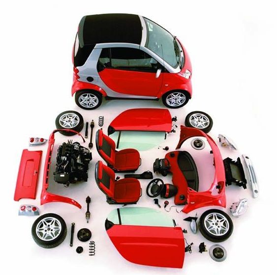 Autoturism Smart dezmembrat, cu toate piesele componente